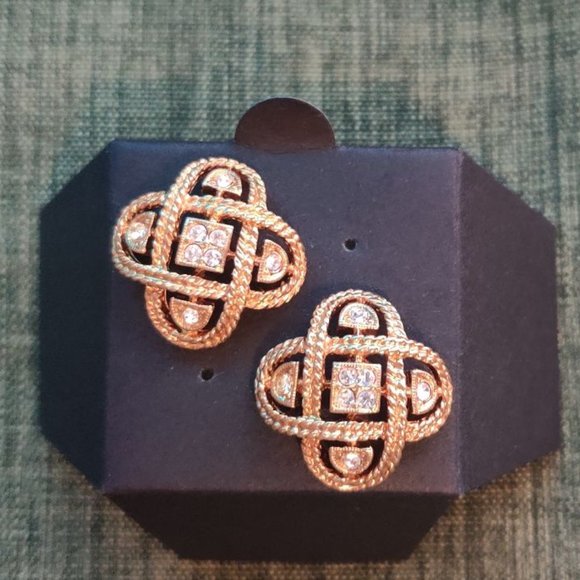 ~Vintage Jewelry - Beautiful design Gold-tone pierced earrings.